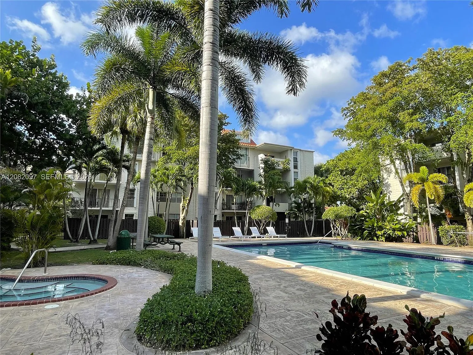 Dadeland Grove Condo — Photo 3
