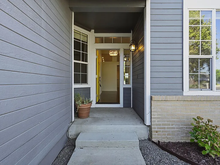 1439 Gordon Dr — Photo 3
