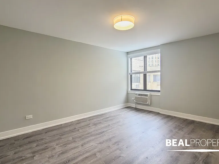 445 W Barry — Photo 55