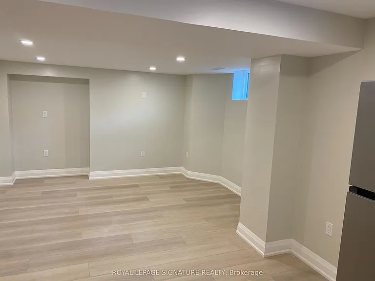 3271 Pilcom Cres #LOWER — Photo 12