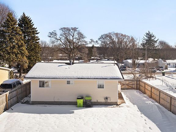 5th image of 3829 Brook Dr