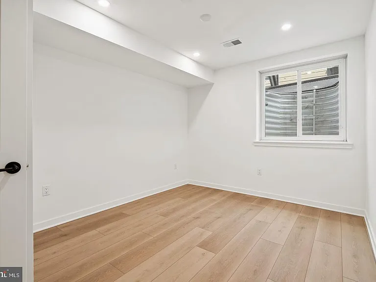 2209 Montrose St — Photo 43