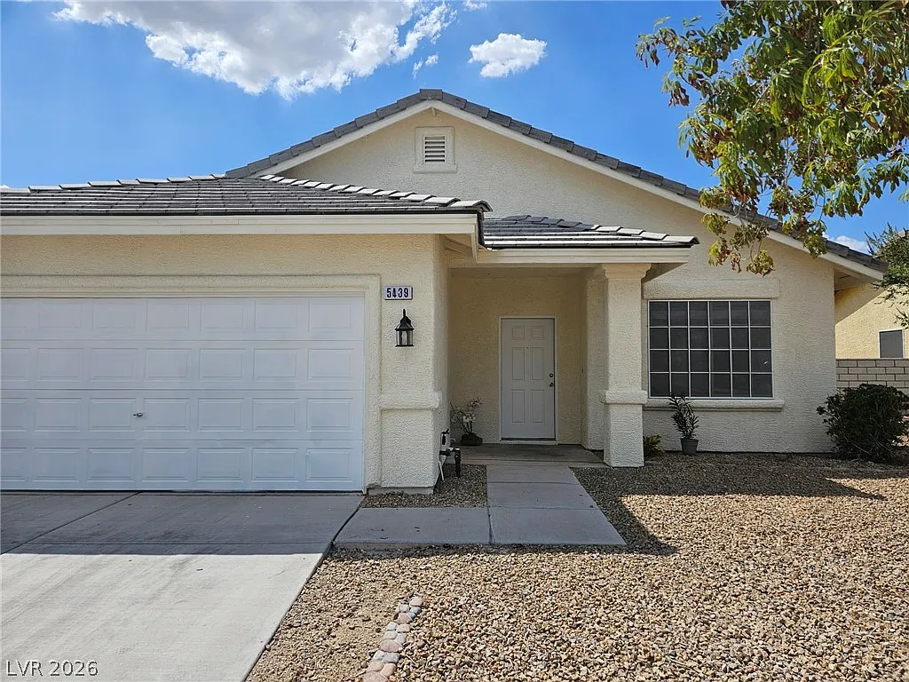 3 bed, 2.0 bath, 1729 sqft, $1,986 — Photo 2