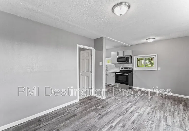 915 E Hayward Ave — Photo 5