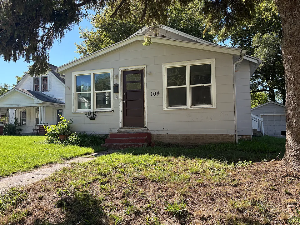 104 S Huttig Ave