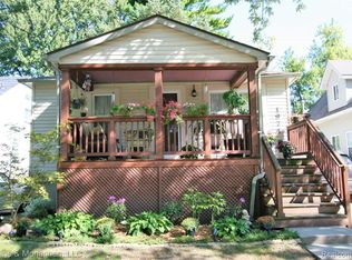 1974 Roslyn Rd, Grosse Pointe Woods, MI 48236