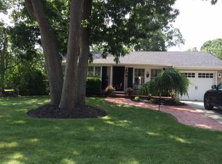 204 Matthews Rd, Oakdale, NY 11769