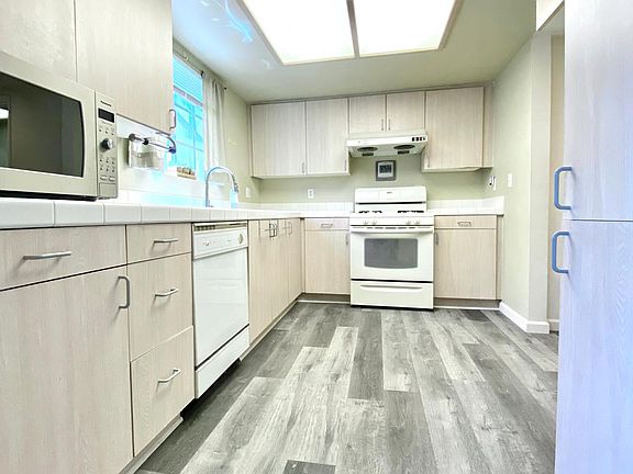 4th image of 304 N Marguerita Ave APT C