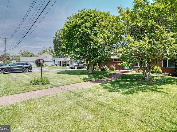 5th image of 210 Norman Ave