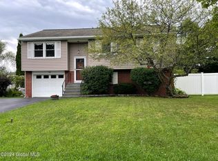 18 McDonald Dr, Cohoes, NY 12047