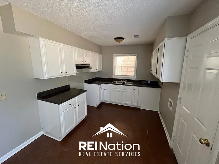 3 bed, 1.5 bath, 1056 sqft, $1,075 — Photo 4