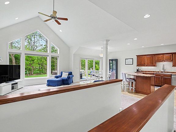 5th image of 73 Arrowhead Dr