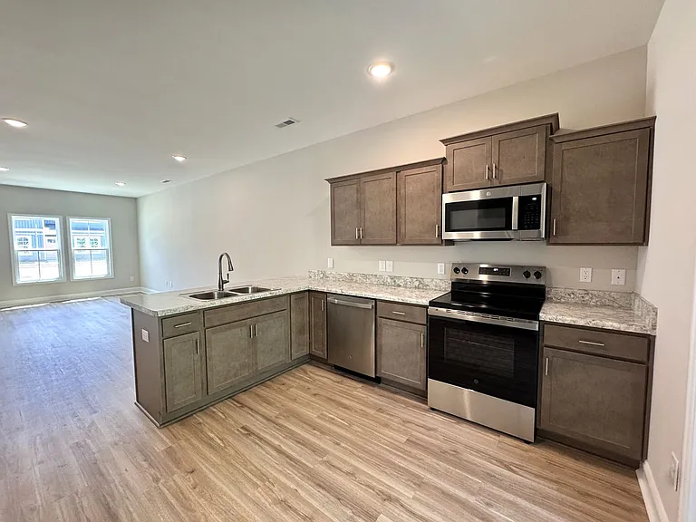 100 Loren Rd — Photo 5