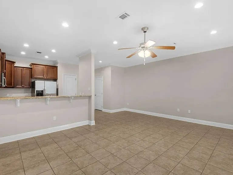 17 W Shady Oaks Ln #C — Photo 7