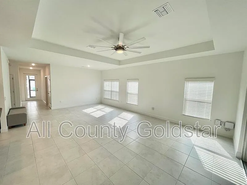 3 bed, 2.0 bath, 1716 sqft, $2,095 — Photo 2