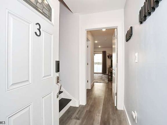 5th image of 93 Prospect St