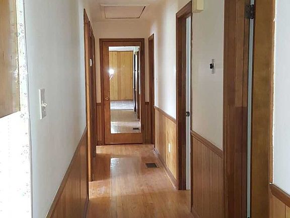 4th image of 228 Crawford Cir