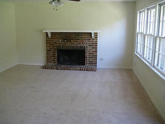 3rd image of 830 Northlake Dr