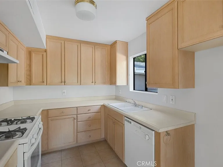 22127 Burbank Blvd #7 — Photo 5