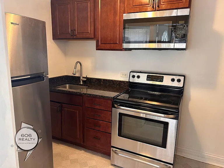 Great Two bed, One bath apartment in Cicero! — Photo 2