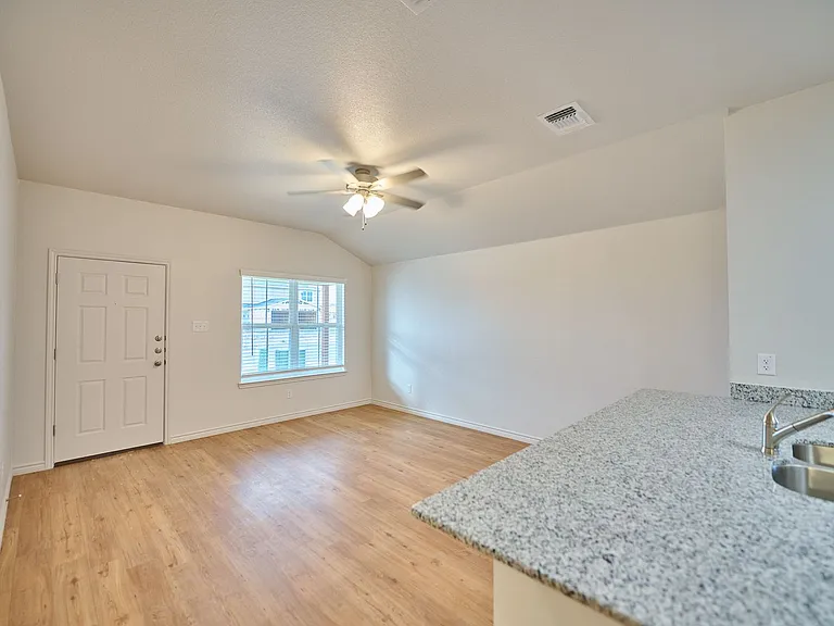 1813 Clovis Dr — Photo 8