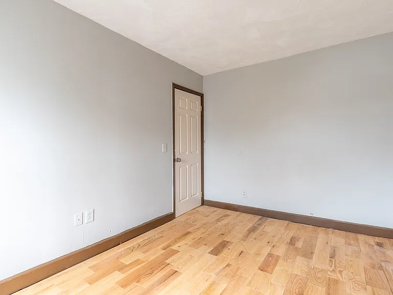 327 Saxton St — Photo 8