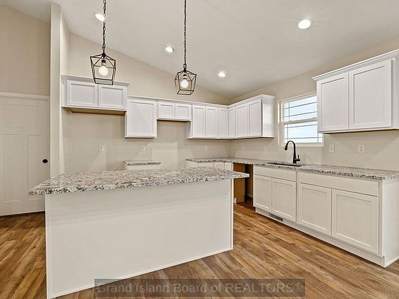 3rd image of 713 Kenneth Dr