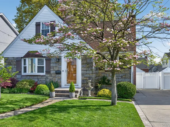 938 Van Buren Avenue, Franklin Square, NY 11010