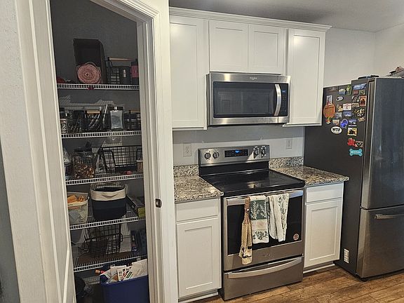 Stainless steel appliances, walk in pantry