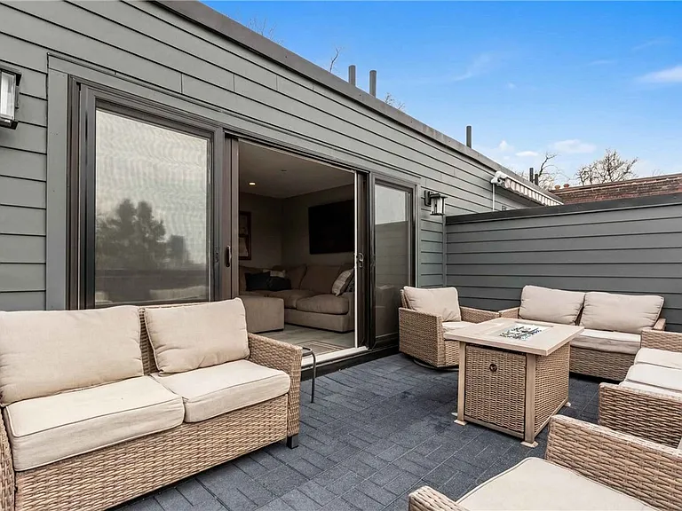 240 E Jefferson St — Photo 11