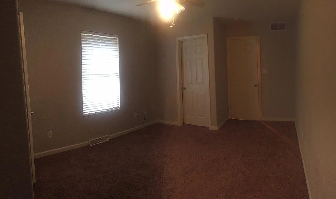 4 bed, 2400 sqft, $2,100 — Photo 3