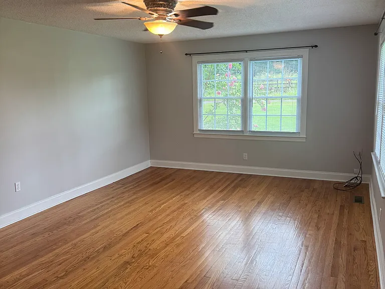 Living Room
Room Size 20X14