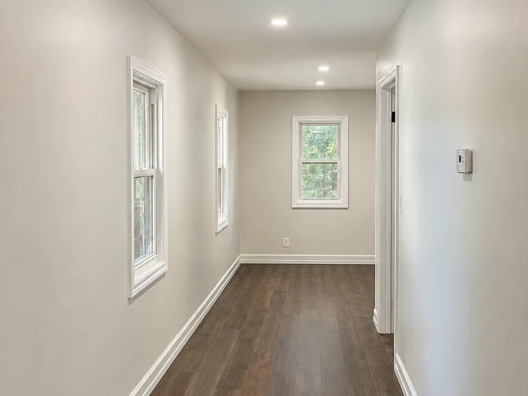 692 Beck St — Photo 5
