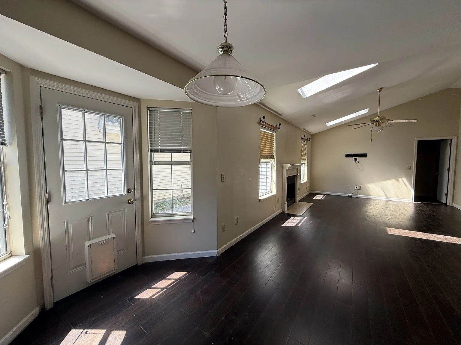3 bed, 2.0 bath, 1138 sqft, $2,300 — Photo 4
