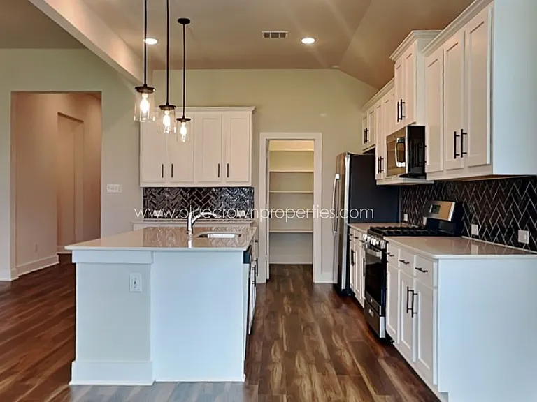 606 Taylor Dr — Photo 4