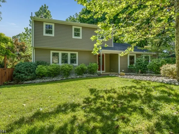 3 Country Hill Rd, Clinton Twp., NJ 08833