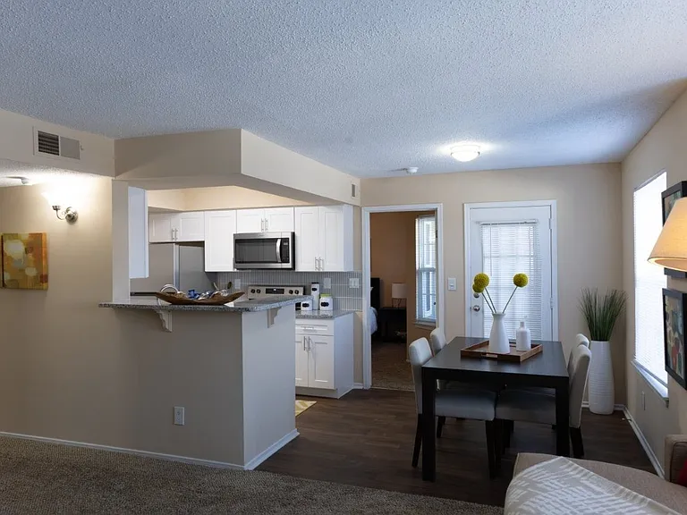 Park Laureate Apartment Homes — Photo 4