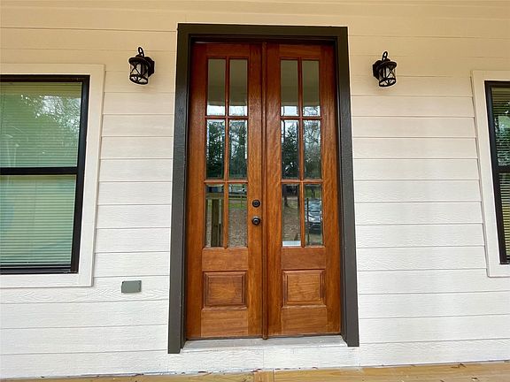 3rd image of 95 Hickory St