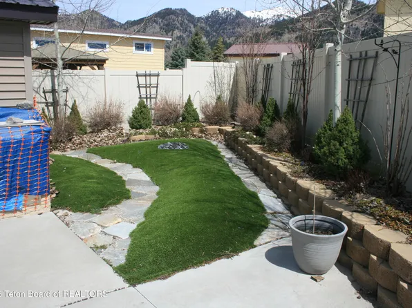 837 Buckboard Dr, Thayne, WY 83127