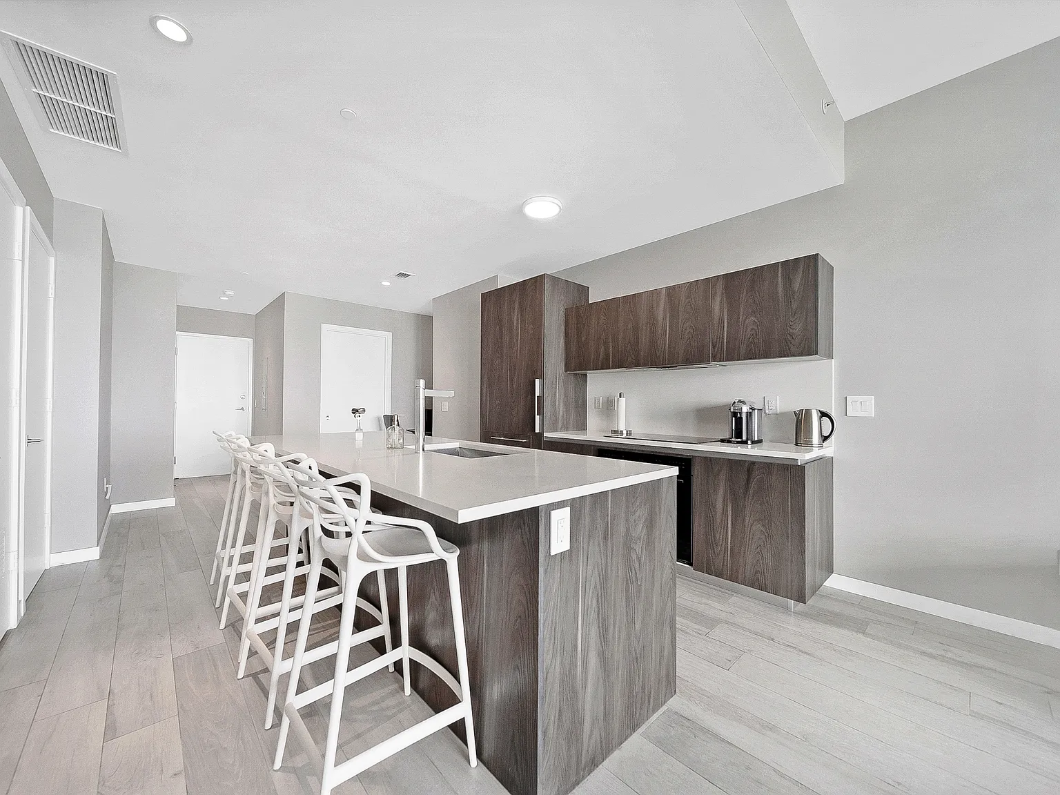 1 bed, 940 sqft, $6,000 — Photo 3