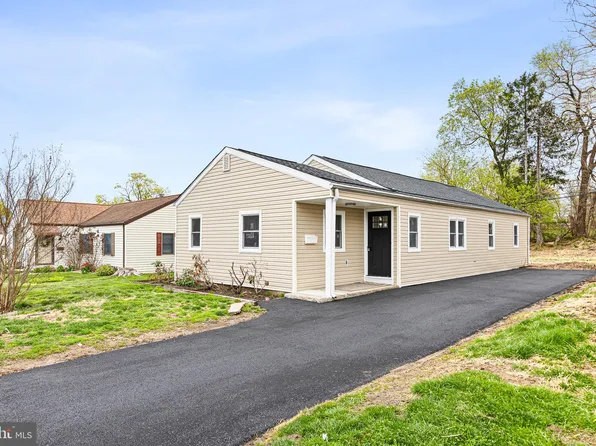 8 W Minuit Dr, New Castle, DE 19720