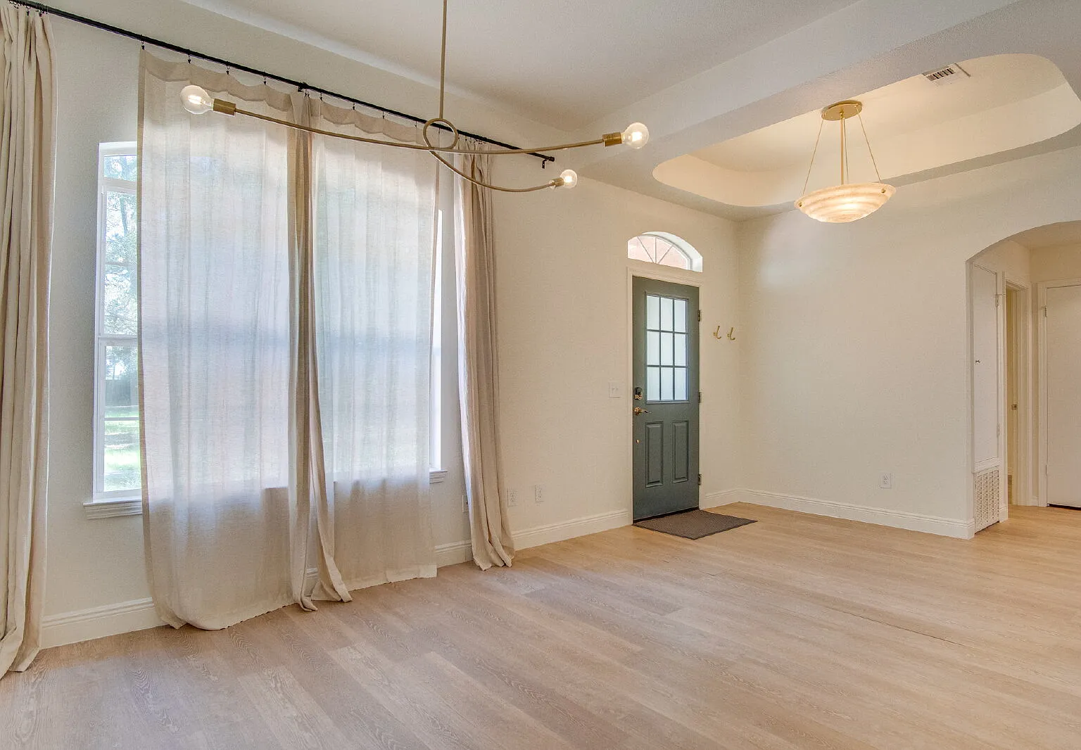 3 bed, 2.0 bath, 1903 sqft, $2,200 — Photo 3