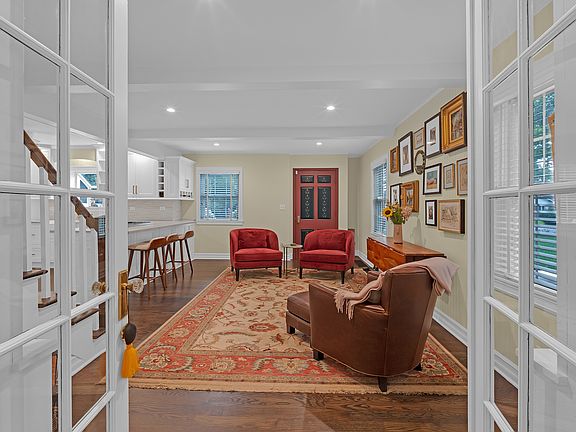 5th image of 834 Forest Ave