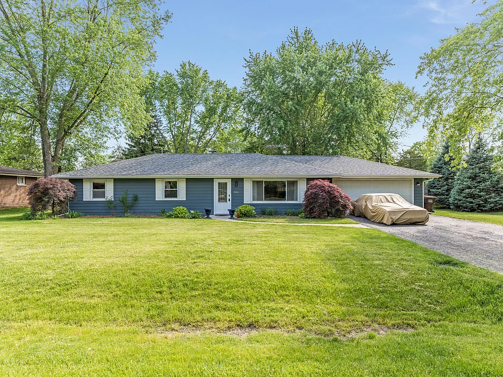 3016 Caroline Dr photo 1