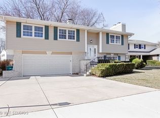 114 Mockingbird Ln, Wheeling, IL 60090