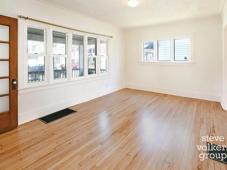 1034 Hall St SE — Photo 4