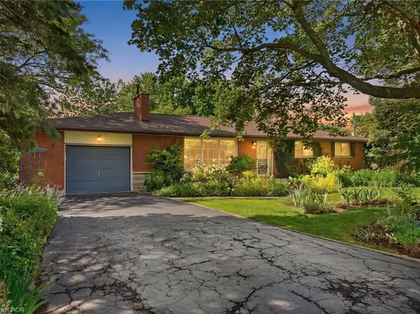 12 Kew Ct, Hamilton, ON L9H 5E1