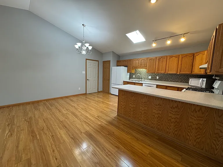 326 Brown Ct — Photo 9