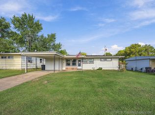427 Meadowbrook Ln, Bartlesville, OK 74003