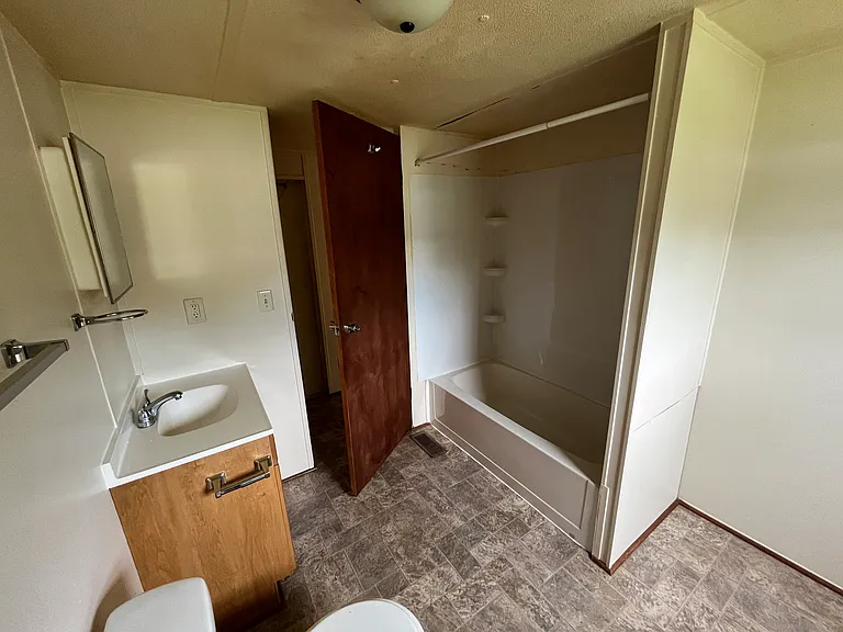 106 Jodoc Dr — Photo 2